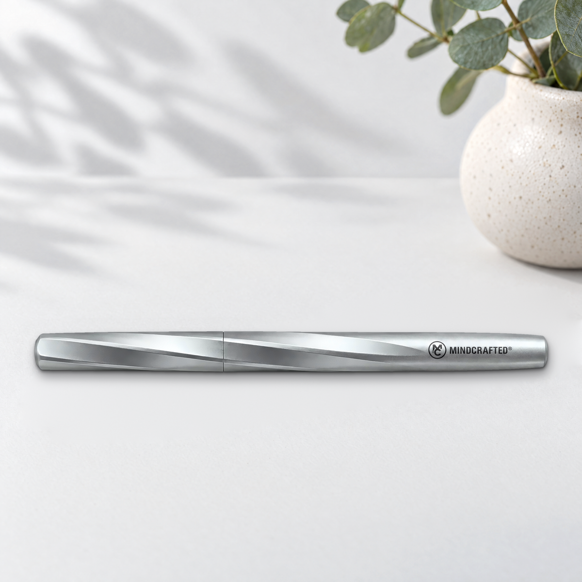 MINDCRAFTED® VISION PEN – silberner Stift mit gedrehtem Schaft und Logo