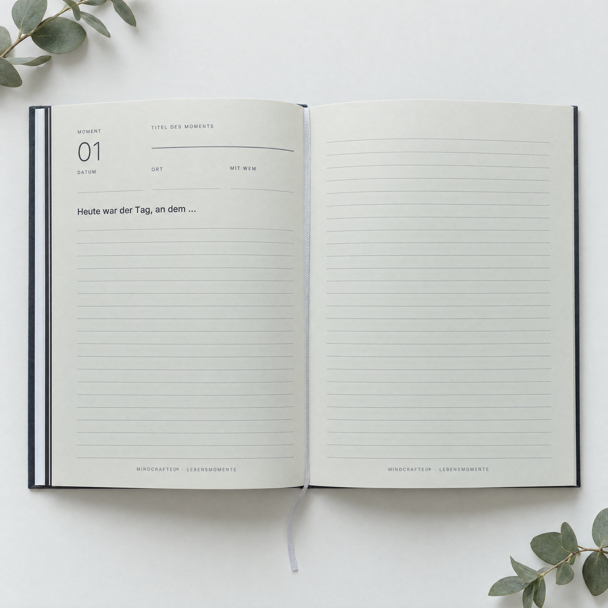 Aufgeschlagenes MINDCRAFTED® LEBENSMOMENTE Tagebuch mit Doppelseite für einen Moment